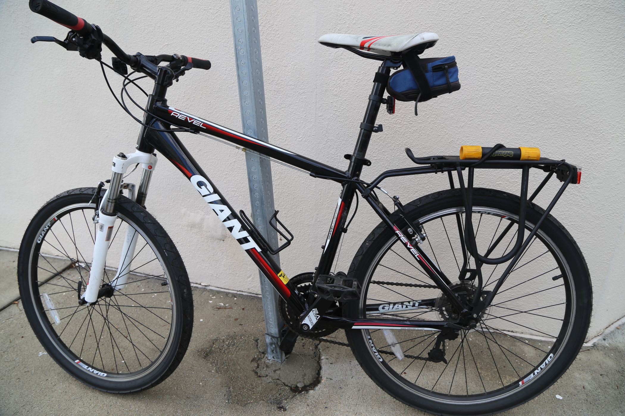 Bike with rack holding U-lock