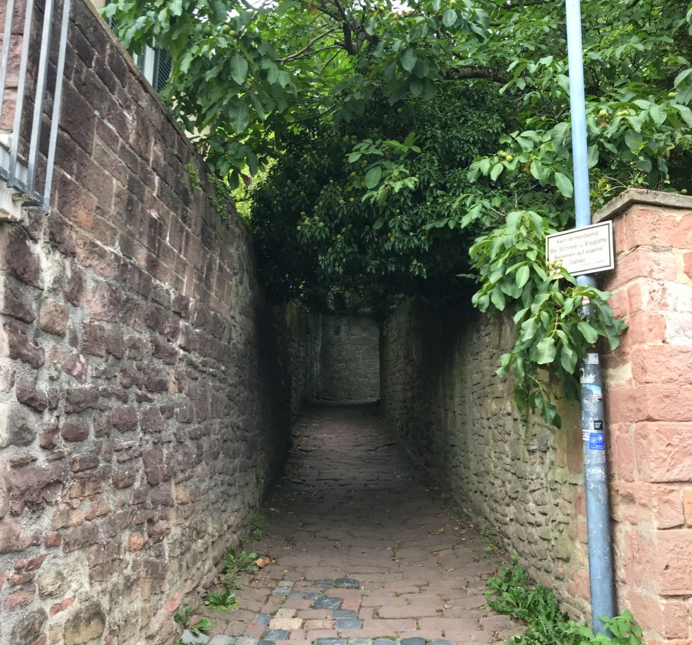 Unmarked entrance to the Philosopher's Path